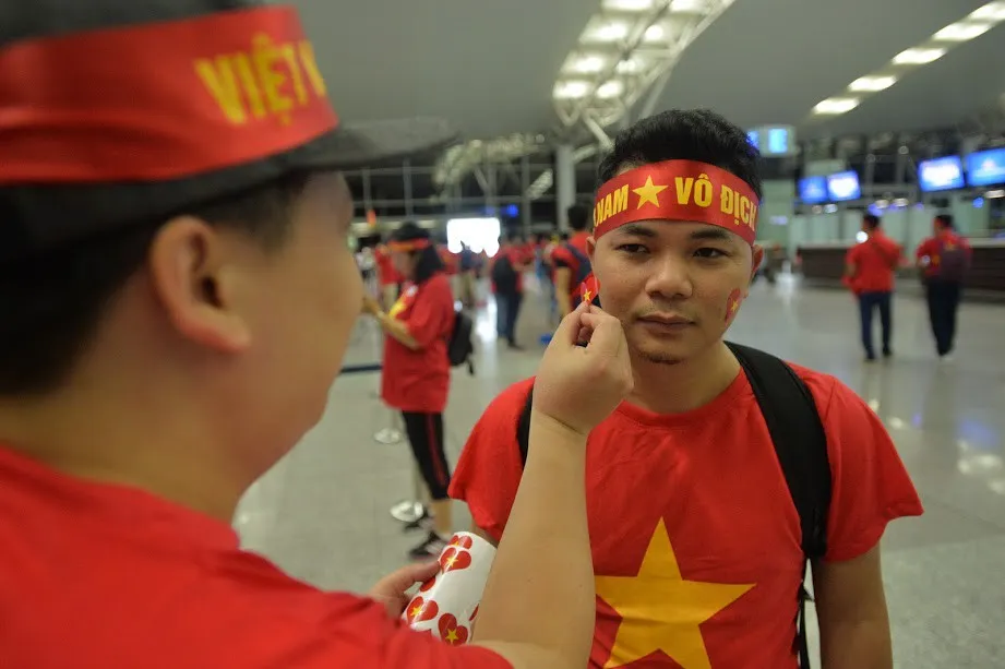 Đi từ tờ mờ sáng, hàng trăm CĐV Việt Nam sang Indonesia cổ vũ Olympic Việt Nam - Ảnh 5. Đi từ tờ mờ sáng, hàng trăm CĐV Việt Nam sang Indonesia cổ vũ Olympic Việt Nam - Ảnh 5.