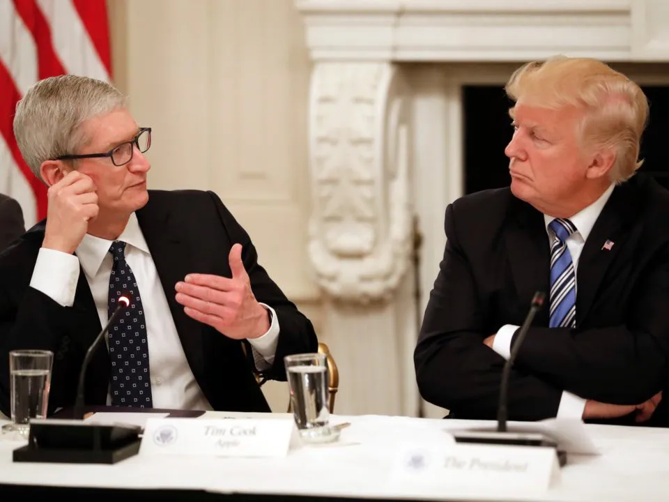 Ngoài 2 chiếc iPhone, Tổng thống Trump còn sử dụng cả... iPad - Ảnh 1.