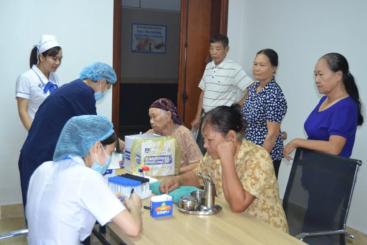 Khám sức khỏe và cấp thuốc miễn phí cho người cao tuổi ở Tuyên Quang - Ảnh 2. Khám sức khỏe và cấp thuốc miễn phí cho người cao tuổi ở Tuyên Quang - Ảnh 2.