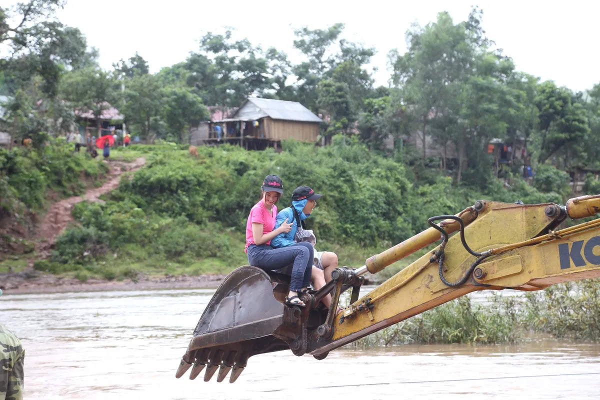 Thí sinh Hoa hậu Việt Nam 2018 mang nước sạch về bản Nịu - Ảnh 3.