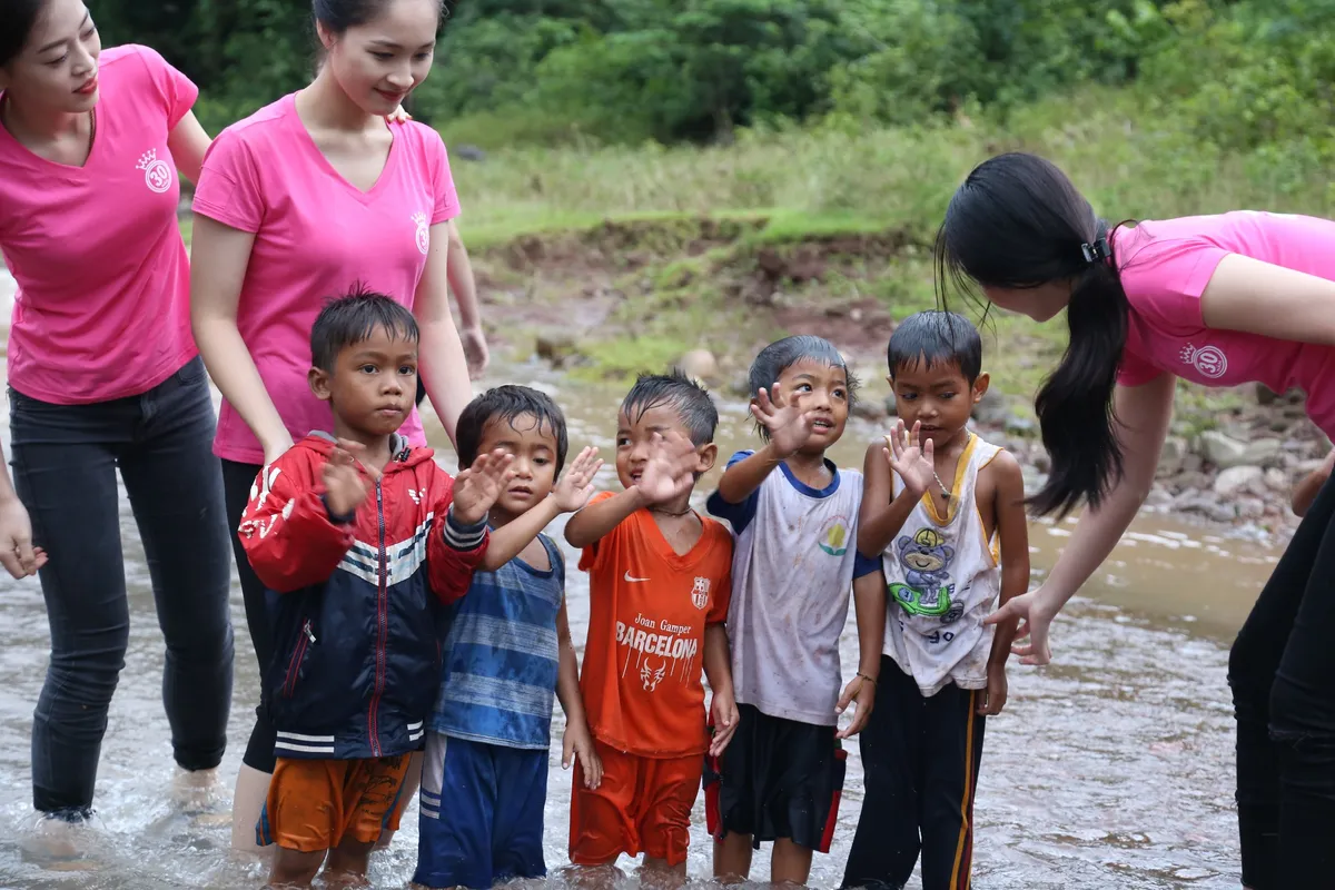 Thí sinh Hoa hậu Việt Nam 2018 mang nước sạch về bản Nịu - Ảnh 2.