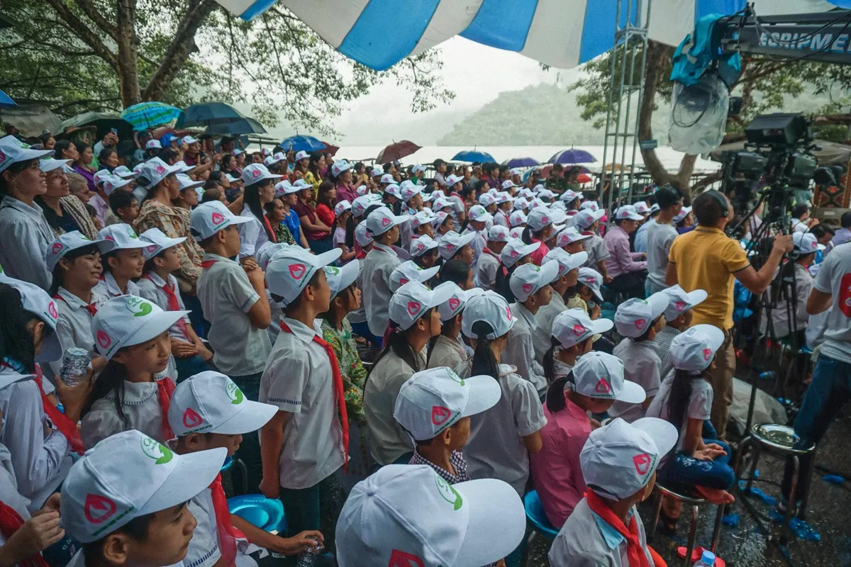 Ca sĩ Tùng Dương vượt mưa gió đến với hành trình Cặp lá yêu thương tại Bắc Kạn - Ảnh 3.