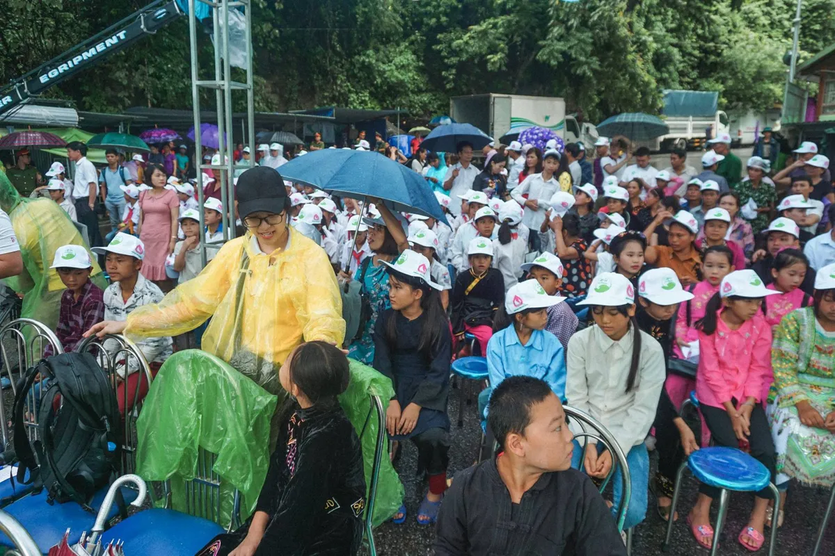 Hàng trăm người đội mưa đến với THTT Cặp lá yêu thương tại Bắc Kạn - Ảnh 10.