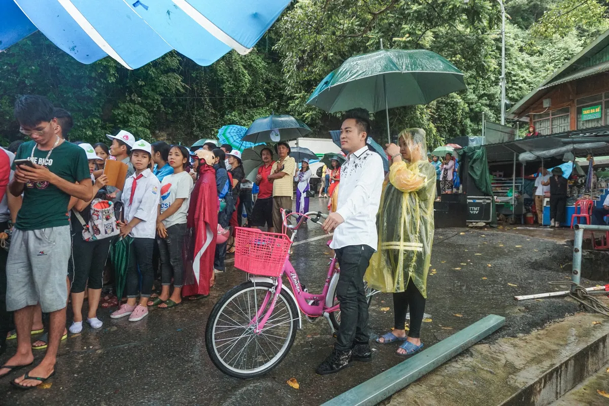 Ca sĩ Tùng Dương vượt mưa gió đến với hành trình Cặp lá yêu thương tại Bắc Kạn - Ảnh 5.