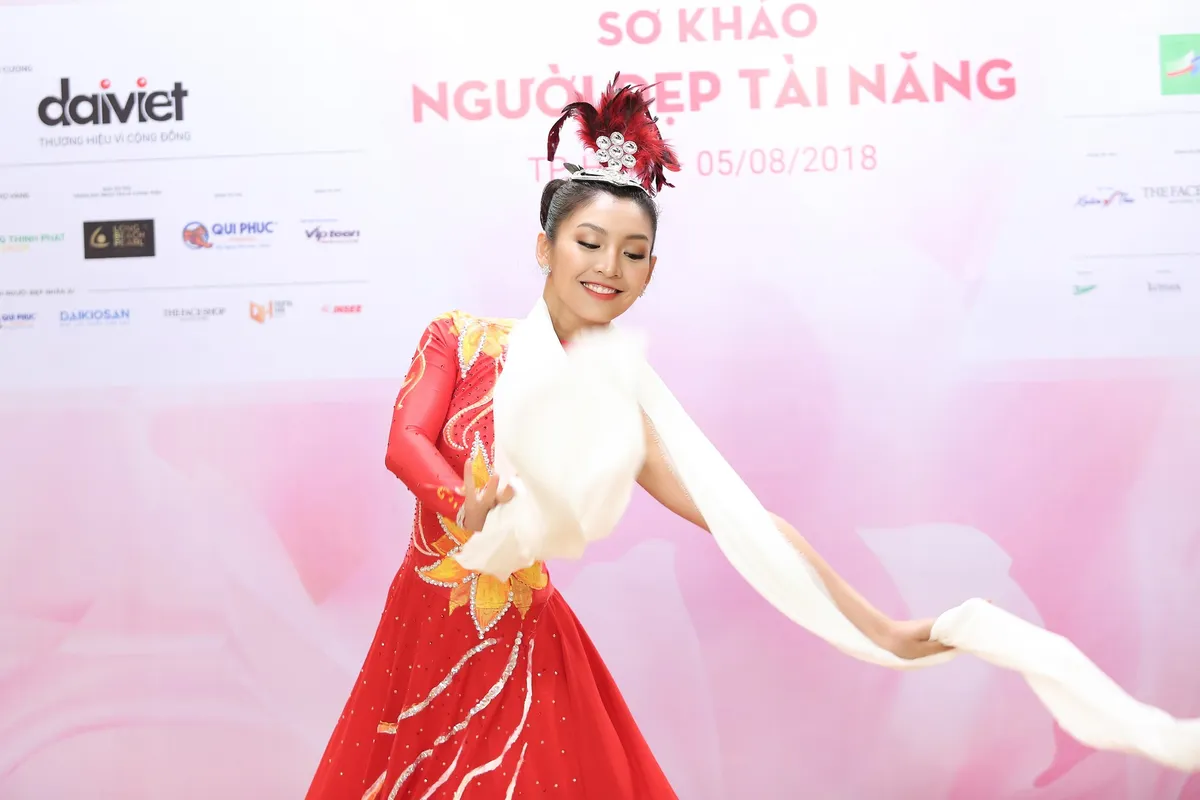 Thí sinh Hoa hậu Việt Nam 2018 khoe nhiều tài năng bất ngờ - Ảnh 7.