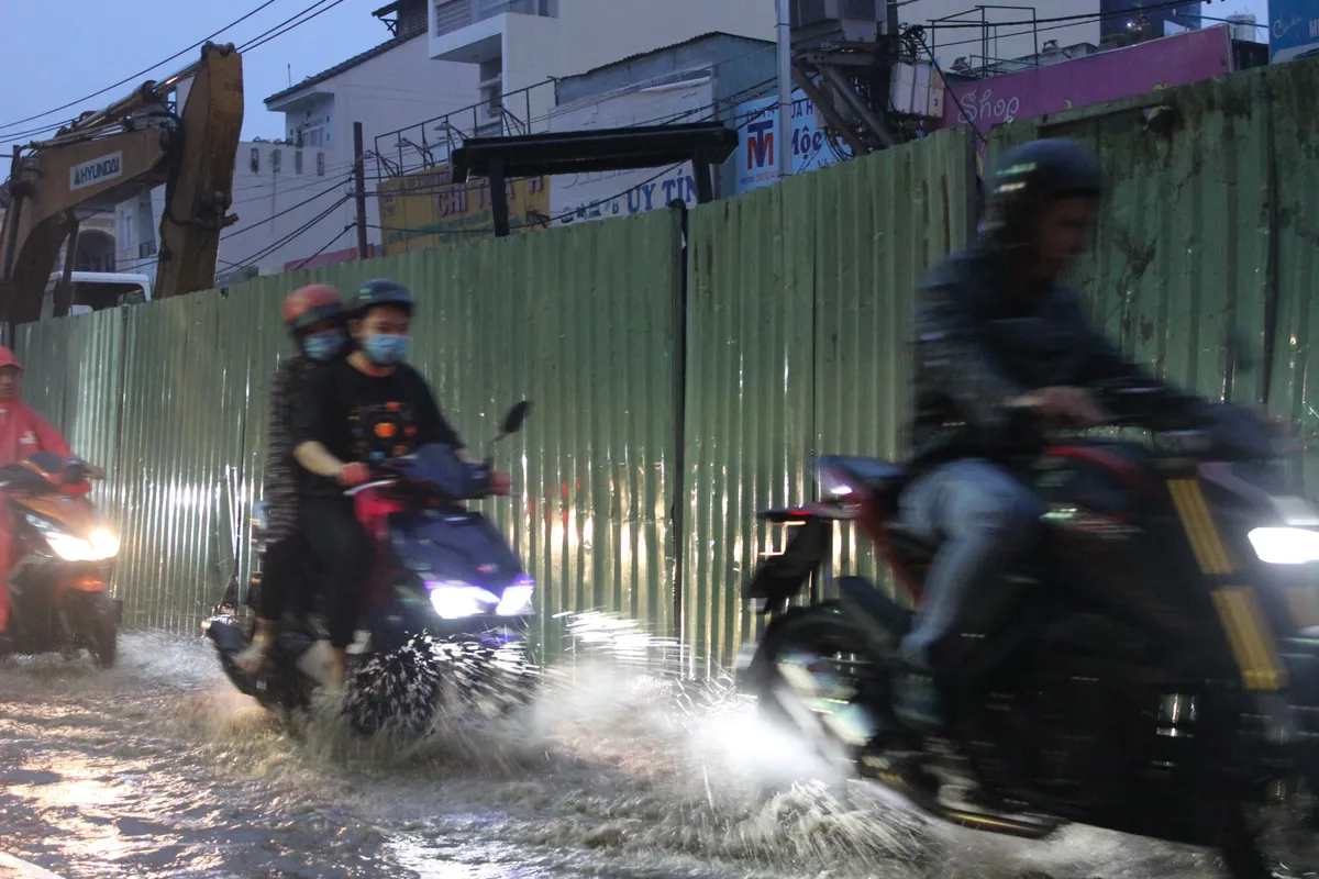 TP.HCM: Mưa lớn kéo dài, người dân chật vật di chuyển - Ảnh 3.