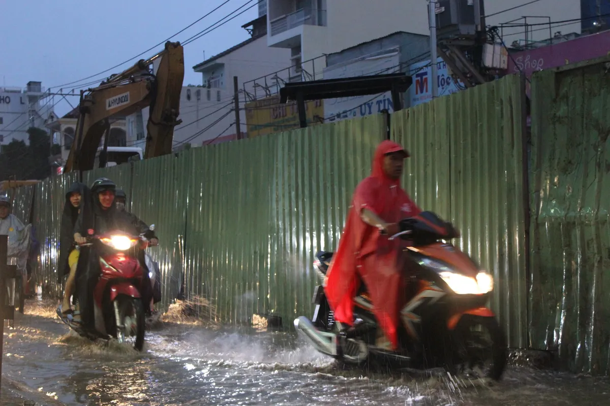 TP.HCM: Mưa lớn kéo dài, người dân chật vật di chuyển - Ảnh 5.