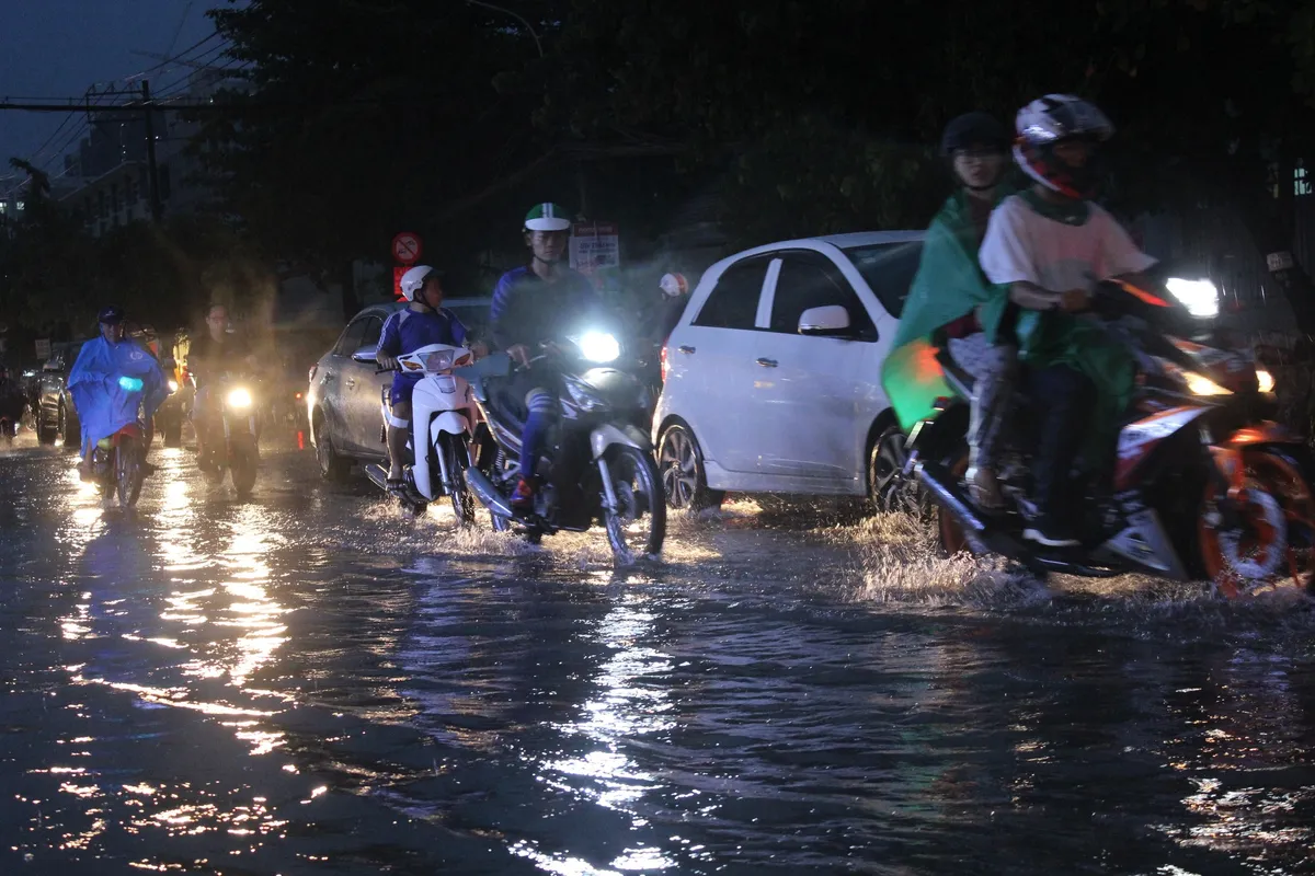 TP.HCM: Mưa lớn kéo dài, người dân chật vật di chuyển - Ảnh 9.