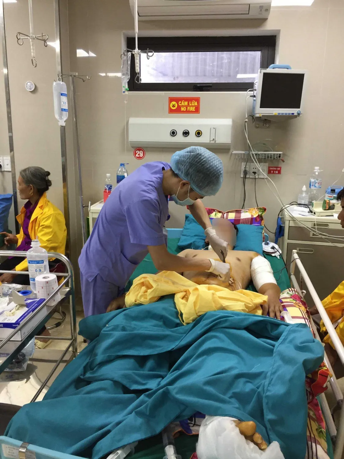 Cứu bệnh nhân đa chấn thương do tai nạn giao thông - Ảnh 1. Cứu bệnh nhân đa chấn thương do tai nạn giao thông - Ảnh 1.