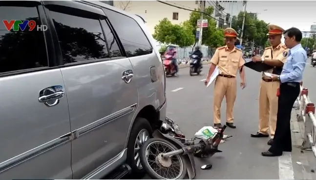 TP.HCM: Phanh gấp, nam thanh niên cùng xe máy chui vào gầm ô tô - Ảnh 3.