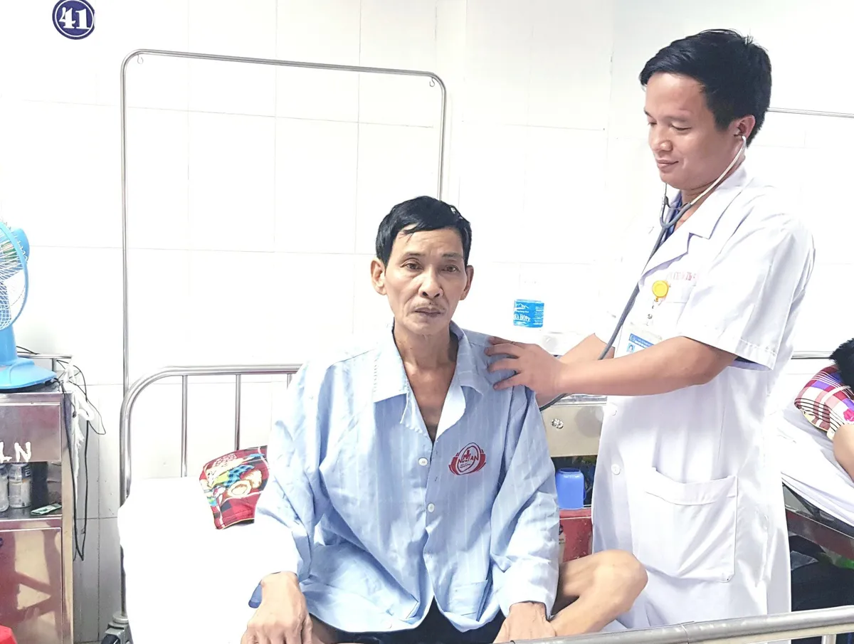 Mắc ung thư phổi giai đoạn cuối vì tin tưởng điều trị bằng thuốc lá - Ảnh 2.