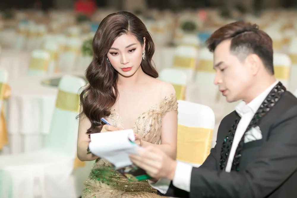 Á hậu Diễm Trang đi dẫn chương trình bằng siêu xe - Ảnh 2.