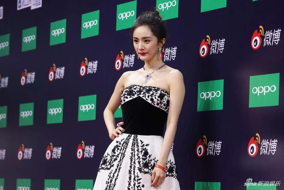 Angelababy lấn át dàn mỹ nhân trên thảm đỏ Đêm hội Weibo 2018 - Ảnh 17.