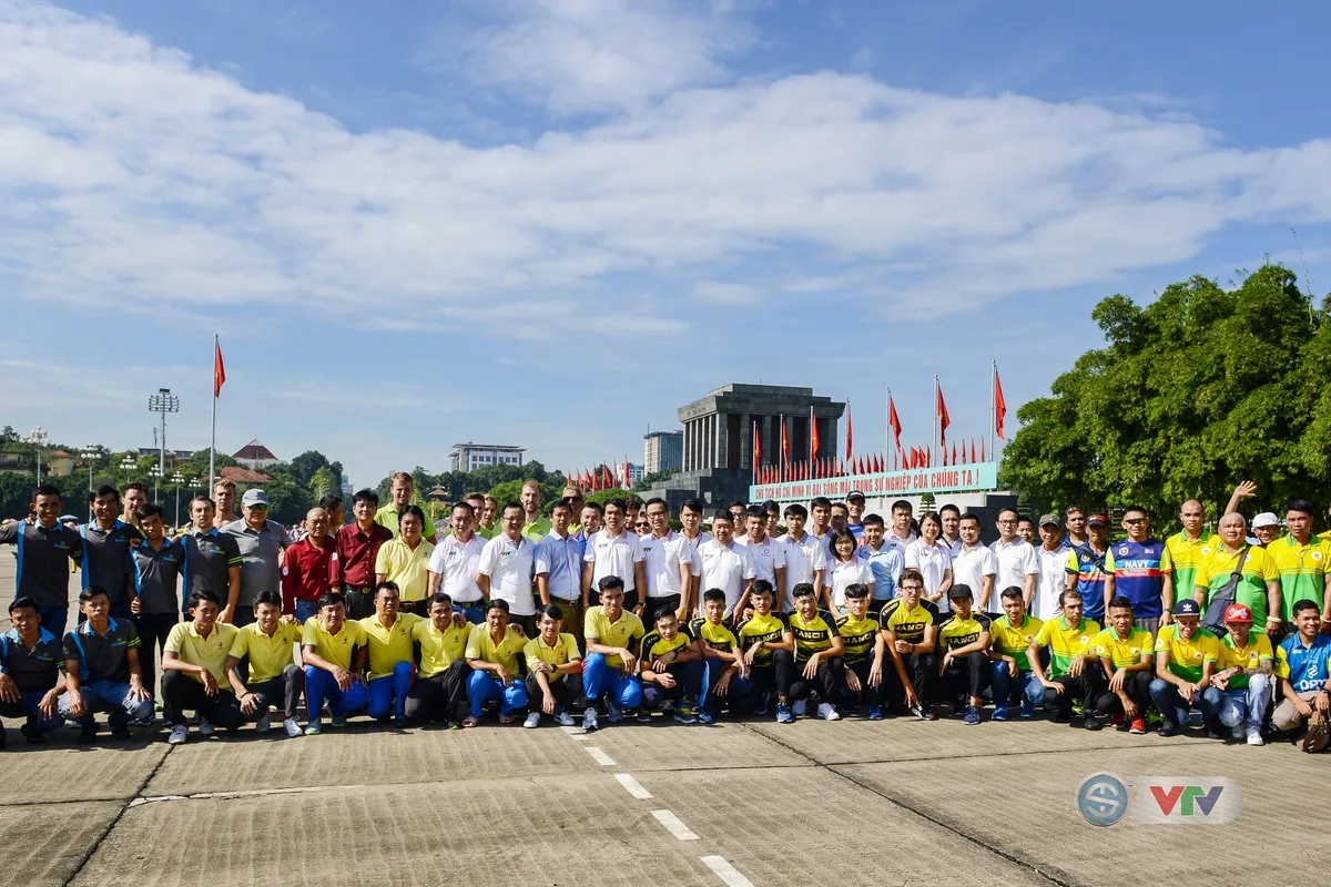 BTC giải xe đạp quốc tế VTV Cup Tôn Hoa Sen 2018 cùng toàn đoàn dâng hoa tưởng nhớ Chủ tịch Hồ Chí Minh vĩ đại - Ảnh 3.