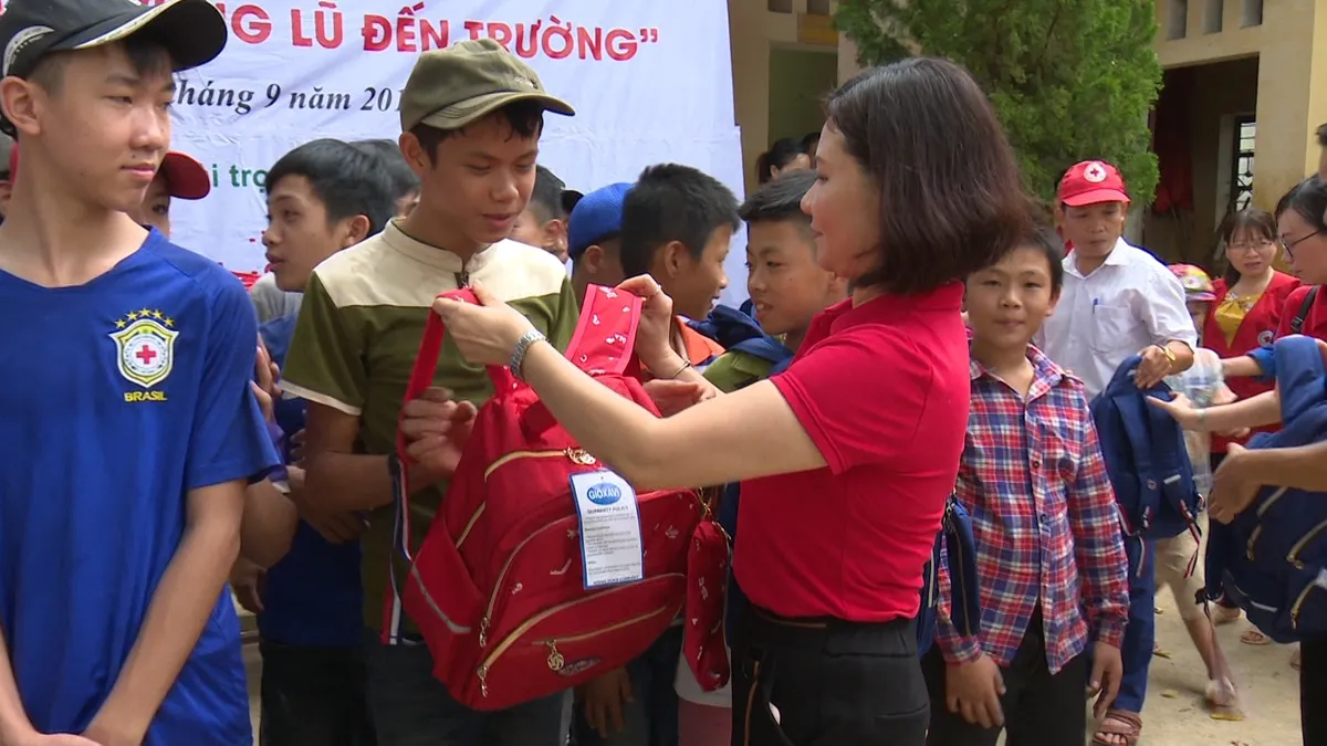 Hỗ trợ học sinh vùng lũ huyện Cẩm Thủy, Thanh Hóa kịp thời đón chào năm học mới - Ảnh 5.