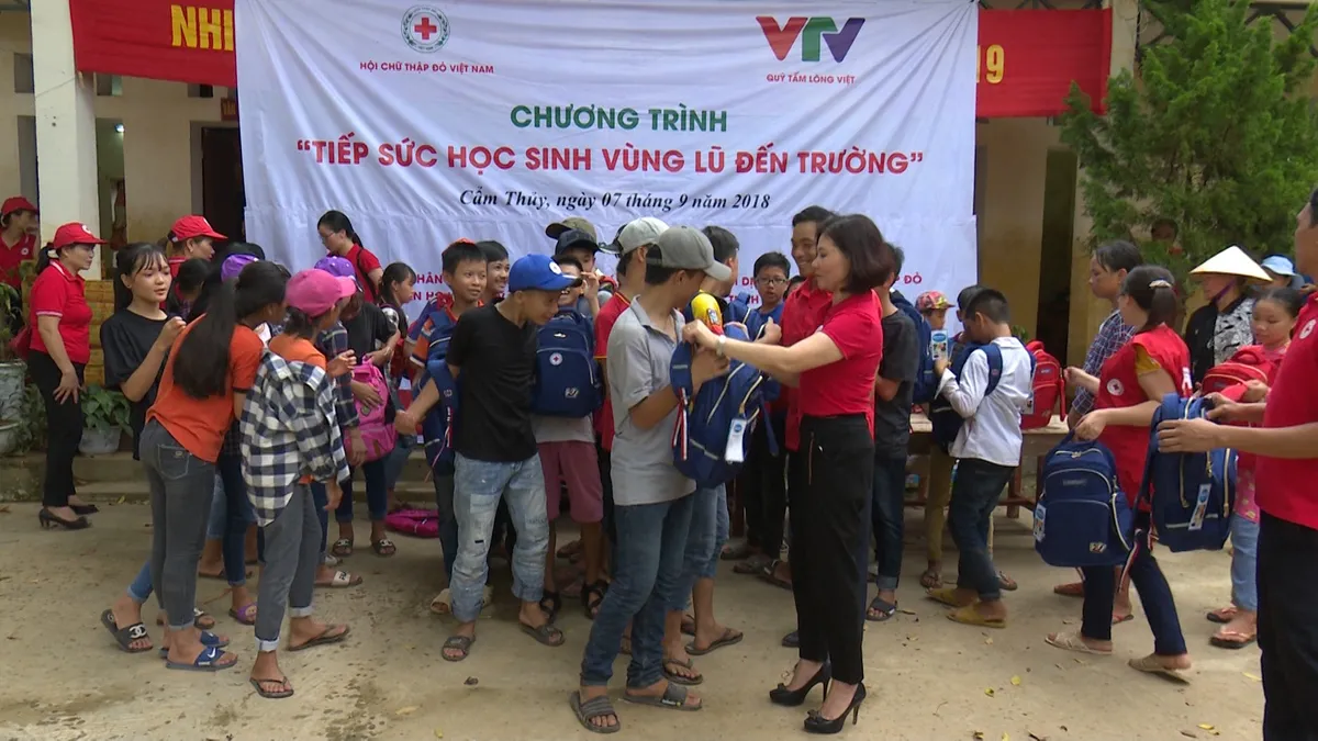 Hỗ trợ học sinh vùng lũ huyện Cẩm Thủy, Thanh Hóa kịp thời đón chào năm học mới - Ảnh 6.