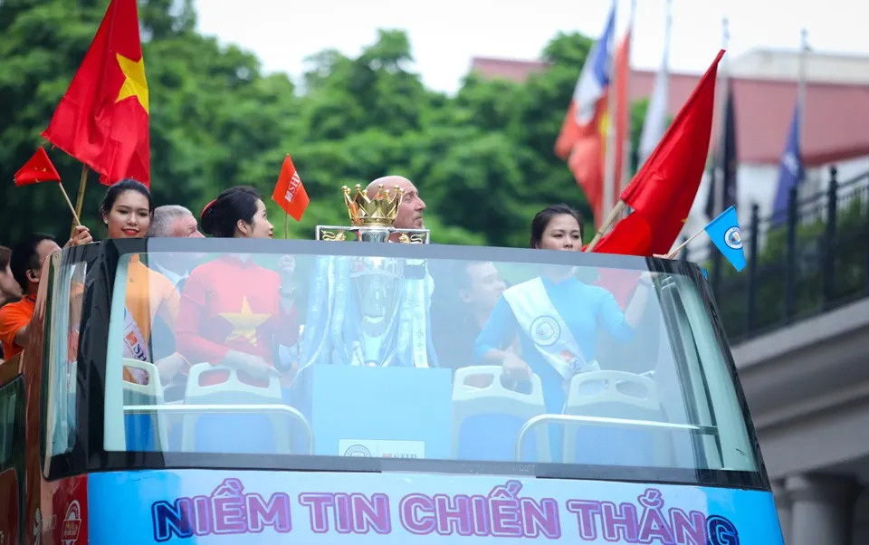 Chiếc cúp Ngoại hạng Anh ra mắt khán giả Việt Nam - Ảnh 1.