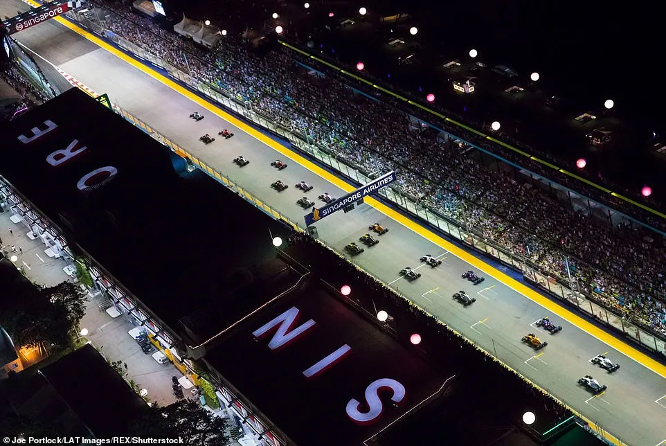 Lewis Hamilton giành chiến thắng thuyết phục tại Singapore GP - Ảnh 5. Lewis Hamilton giành chiến thắng thuyết phục tại Singapore GP - Ảnh 5.