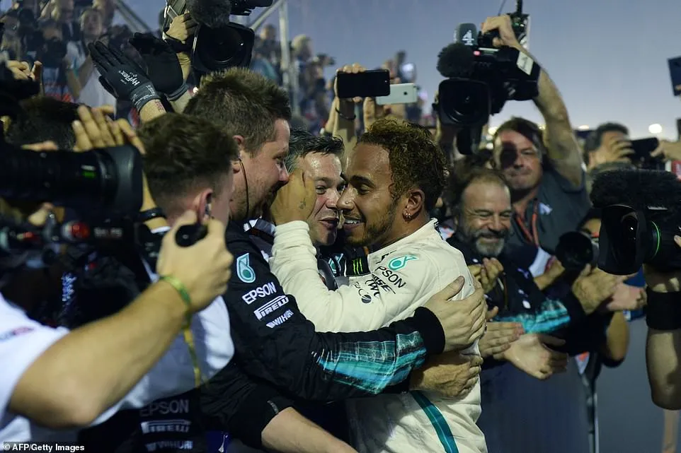 Lewis Hamilton giành chiến thắng thuyết phục tại Singapore GP - Ảnh 7. Lewis Hamilton giành chiến thắng thuyết phục tại Singapore GP - Ảnh 7.