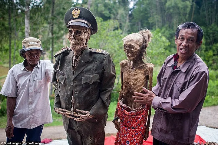 Tập tục thay quần áo mới cho người chết ở Indonesia - Ảnh 5.