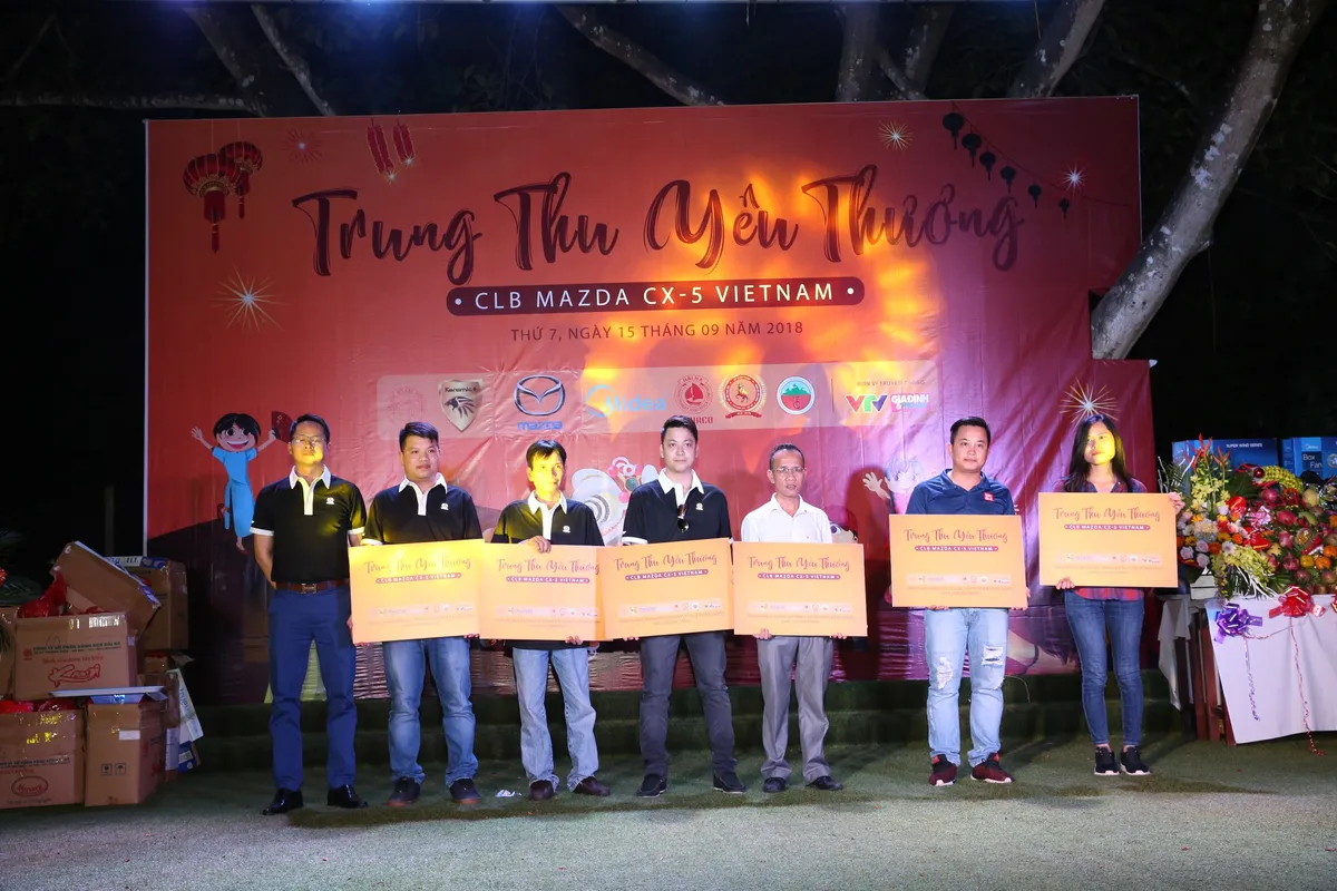 Mang Trung thu đến với các em nhỏ tại Trung tâm phục hồi chức năng người khuyết tật Thụy An - Ảnh 1.