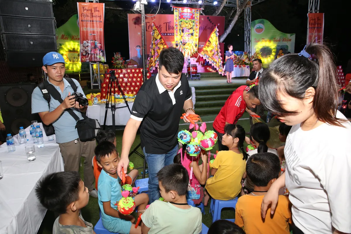 Mang Trung thu đến với các em nhỏ tại Trung tâm phục hồi chức năng người khuyết tật Thụy An - Ảnh 2.