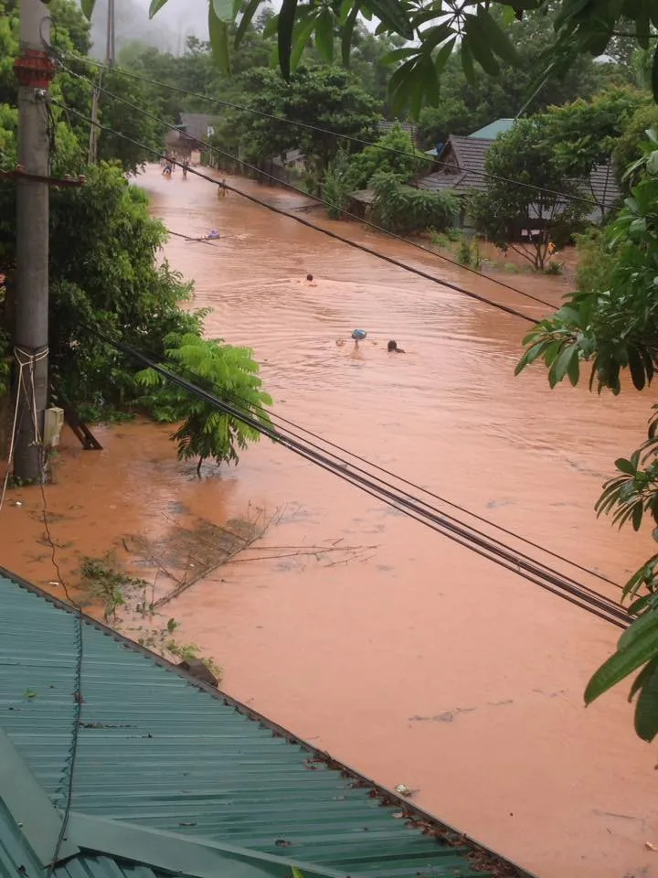 Nắng lên, Mai Châu vẫn ngập trong biển nước và bùn đất - Ảnh 3.