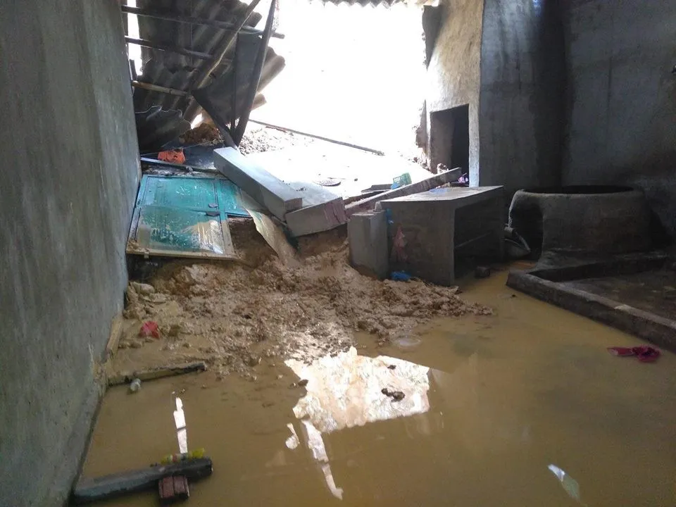 Nắng lên, Mai Châu vẫn ngập trong biển nước và bùn đất - Ảnh 10.