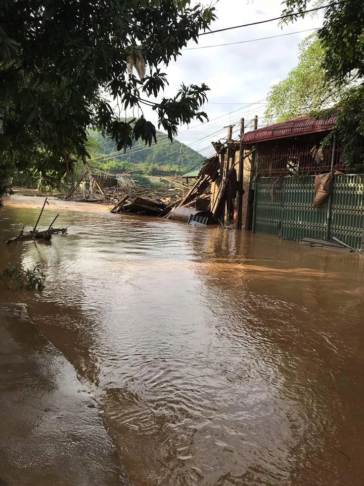 Nắng lên, Mai Châu vẫn ngập trong biển nước và bùn đất - Ảnh 12.