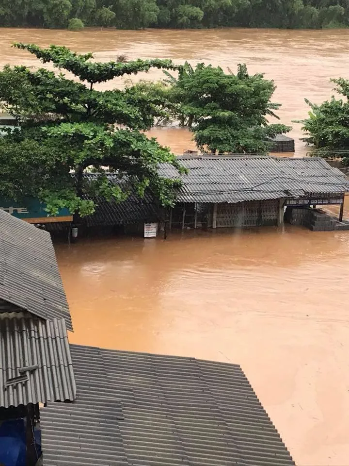Nắng lên, Mai Châu vẫn ngập trong biển nước và bùn đất - Ảnh 2.