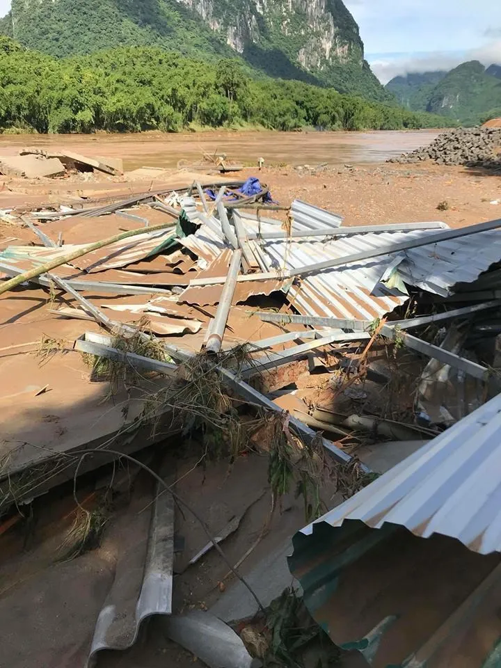 Nắng lên, Mai Châu vẫn ngập trong biển nước và bùn đất - Ảnh 6.