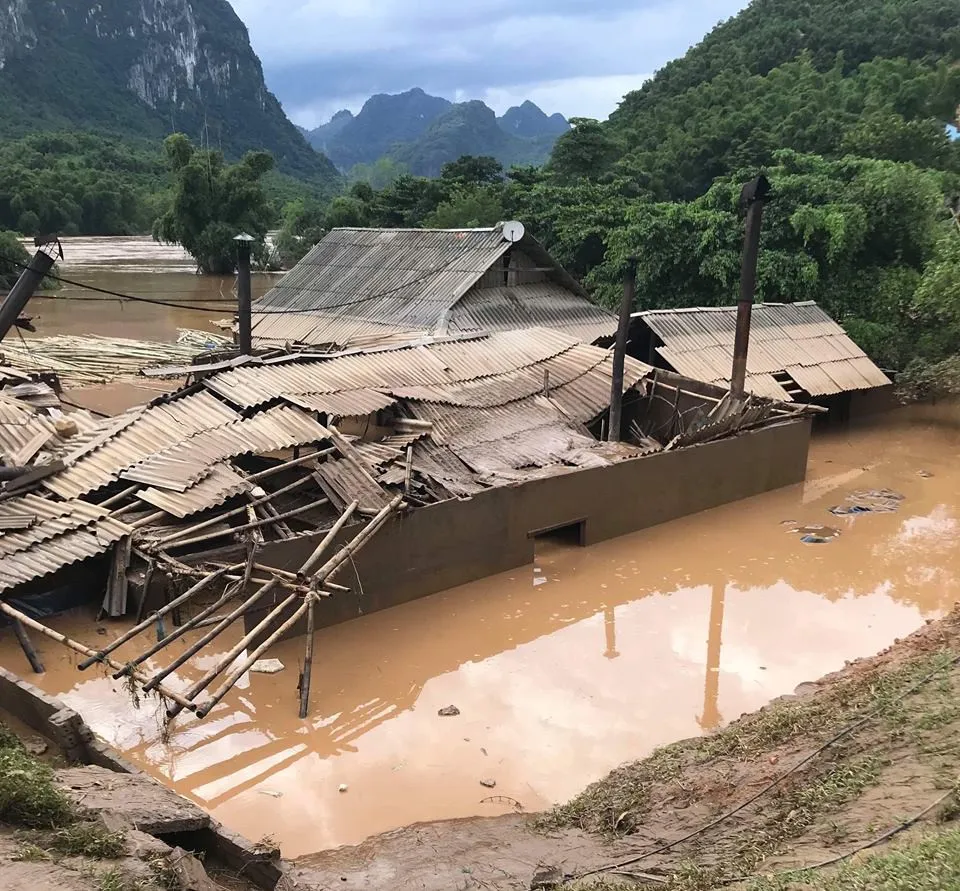 Nắng lên, Mai Châu vẫn ngập trong biển nước và bùn đất - Ảnh 4.