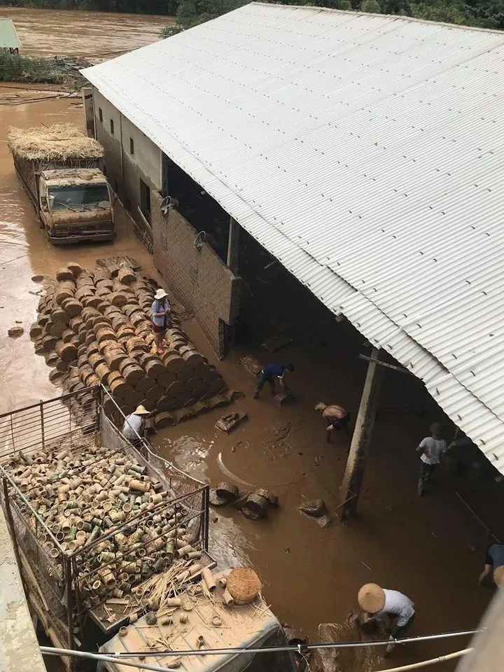 Nắng lên, Mai Châu vẫn ngập trong biển nước và bùn đất - Ảnh 9.