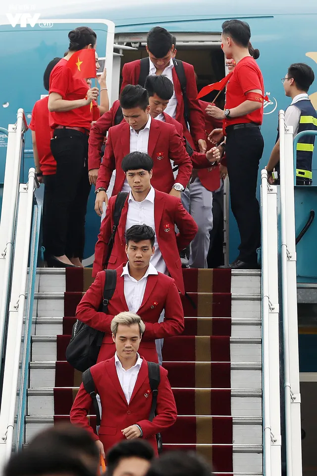 CHÙM ẢNH: Dàn sao Olympic Việt Nam lịch lãm như tài tử về nước - Ảnh 4. CHÙM ẢNH: Dàn sao Olympic Việt Nam lịch lãm như tài tử về nước - Ảnh 4.