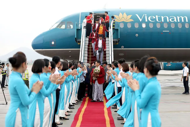 CHÙM ẢNH: Dàn sao Olympic Việt Nam lịch lãm như tài tử về nước - Ảnh 3. CHÙM ẢNH: Dàn sao Olympic Việt Nam lịch lãm như tài tử về nước - Ảnh 3.