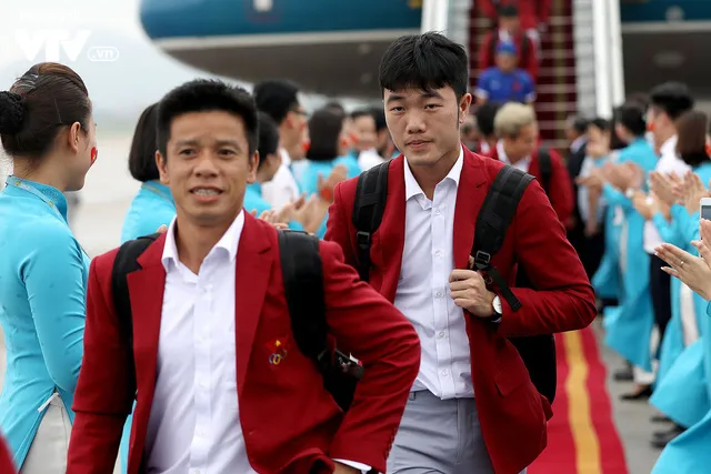 CHÙM ẢNH: Dàn sao Olympic Việt Nam lịch lãm như tài tử về nước - Ảnh 8. CHÙM ẢNH: Dàn sao Olympic Việt Nam lịch lãm như tài tử về nước - Ảnh 8.
