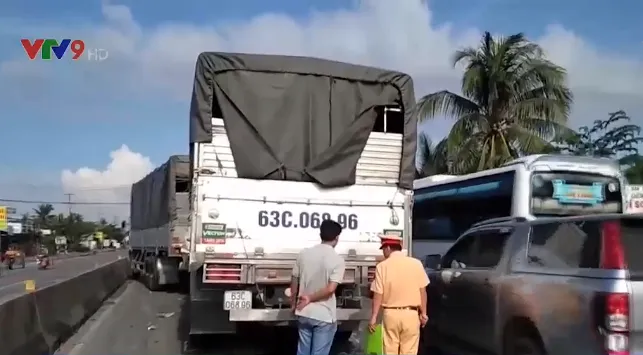 Tiền Giang: Va chạm liên hoàn giữa 4 xe ô tô tải, giao thông bị ùn ứ kéo dài - Ảnh 2.