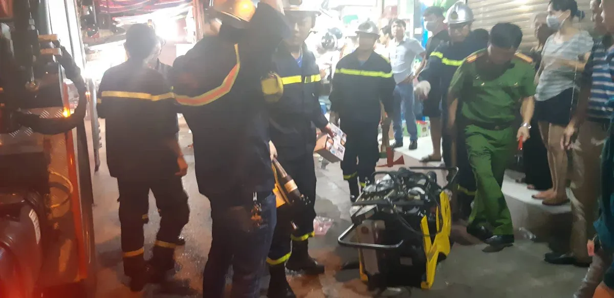 Phong toả hiện trường vụ cháy trên đường Đê La Thành: Phát hiện nhiều phần nghi là bộ phận cơ thể người - Ảnh 1. Phong toả hiện trường vụ cháy trên đường Đê La Thành: Phát hiện nhiều phần nghi là bộ phận cơ thể người - Ảnh 1.