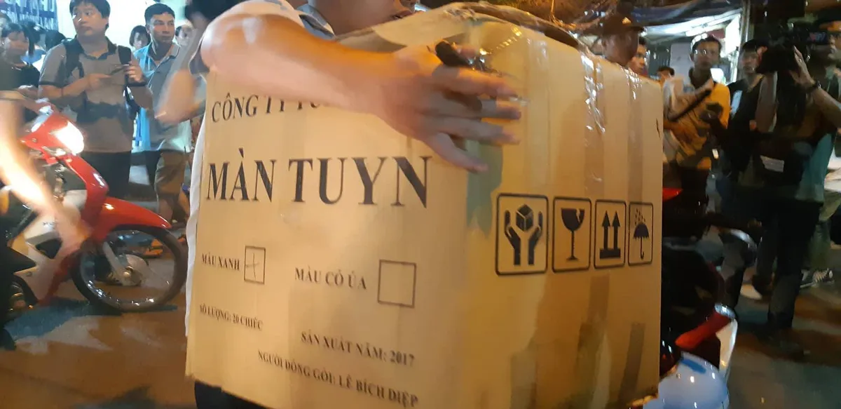 Phong toả hiện trường vụ cháy trên đường Đê La Thành: Phát hiện nhiều phần nghi là bộ phận cơ thể người - Ảnh 15. Phong toả hiện trường vụ cháy trên đường Đê La Thành: Phát hiện nhiều phần nghi là bộ phận cơ thể người - Ảnh 15.