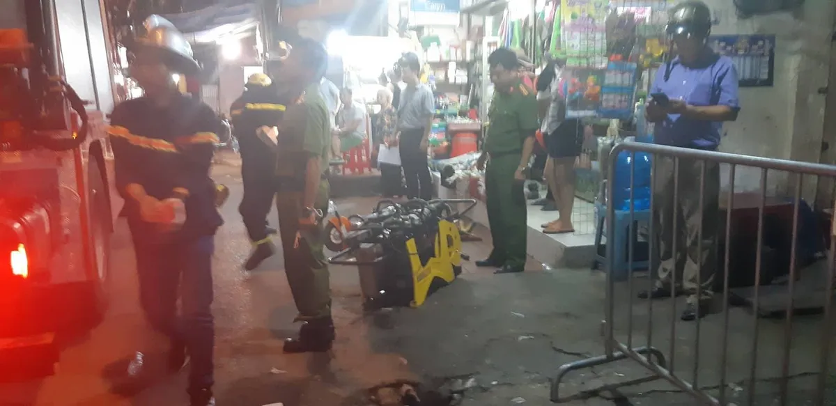 Phong toả hiện trường vụ cháy trên đường Đê La Thành: Phát hiện nhiều phần nghi là bộ phận cơ thể người - Ảnh 2. Phong toả hiện trường vụ cháy trên đường Đê La Thành: Phát hiện nhiều phần nghi là bộ phận cơ thể người - Ảnh 2.