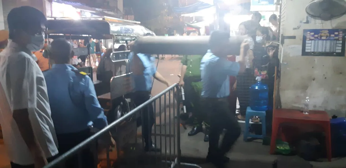 Phong toả hiện trường vụ cháy trên đường Đê La Thành: Phát hiện nhiều phần nghi là bộ phận cơ thể người - Ảnh 7. Phong toả hiện trường vụ cháy trên đường Đê La Thành: Phát hiện nhiều phần nghi là bộ phận cơ thể người - Ảnh 7.
