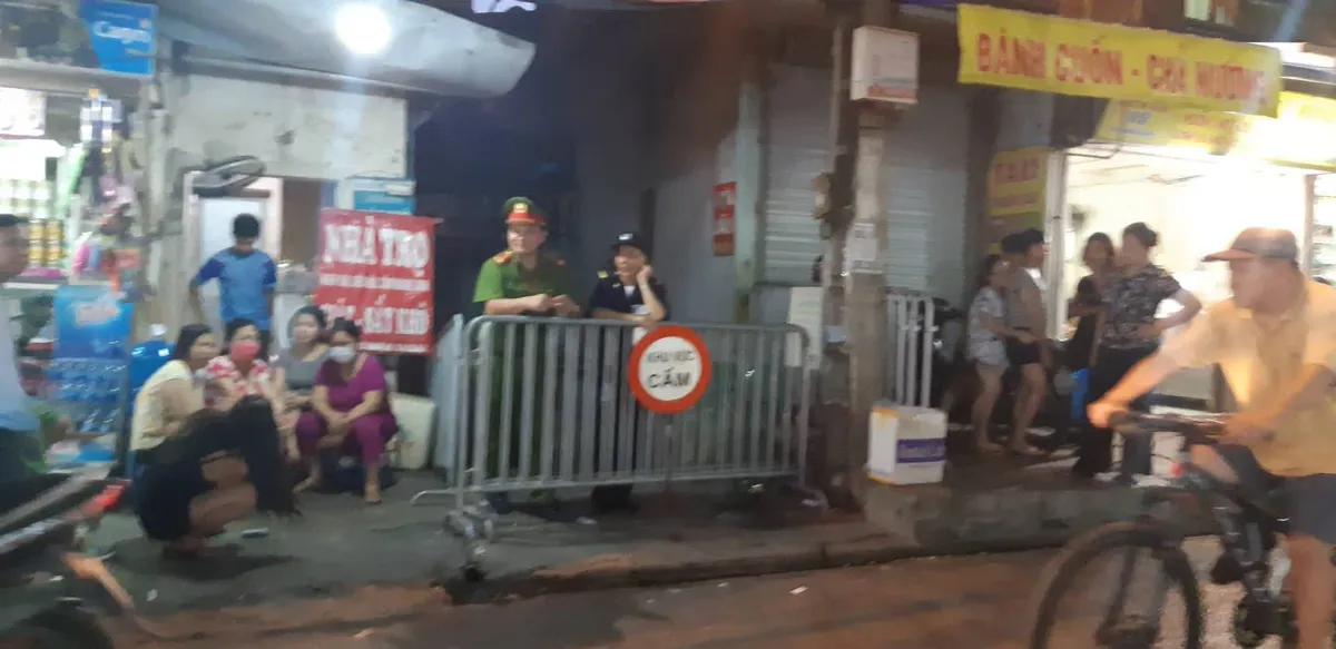 Phong toả hiện trường vụ cháy trên đường Đê La Thành: Phát hiện nhiều phần nghi là bộ phận cơ thể người - Ảnh 4. Phong toả hiện trường vụ cháy trên đường Đê La Thành: Phát hiện nhiều phần nghi là bộ phận cơ thể người - Ảnh 4.