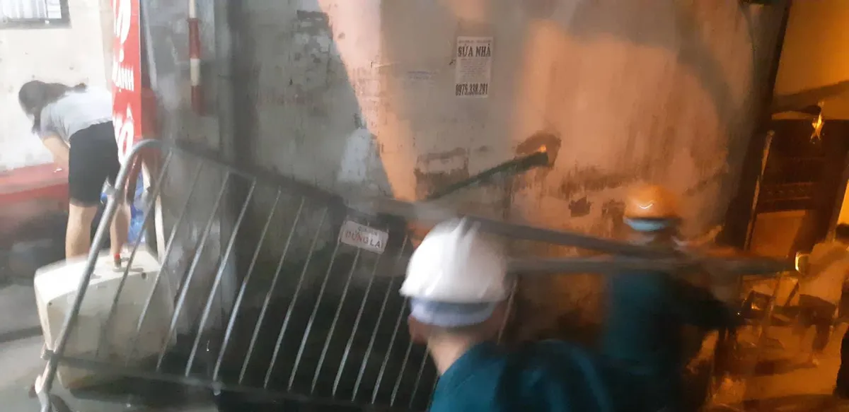 Phong toả hiện trường vụ cháy trên đường Đê La Thành: Phát hiện nhiều phần nghi là bộ phận cơ thể người - Ảnh 5. Phong toả hiện trường vụ cháy trên đường Đê La Thành: Phát hiện nhiều phần nghi là bộ phận cơ thể người - Ảnh 5.