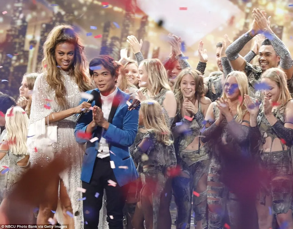 Thần bài Shin Lim giành ngôi quán quân Americas Got Talent - Ảnh 1.