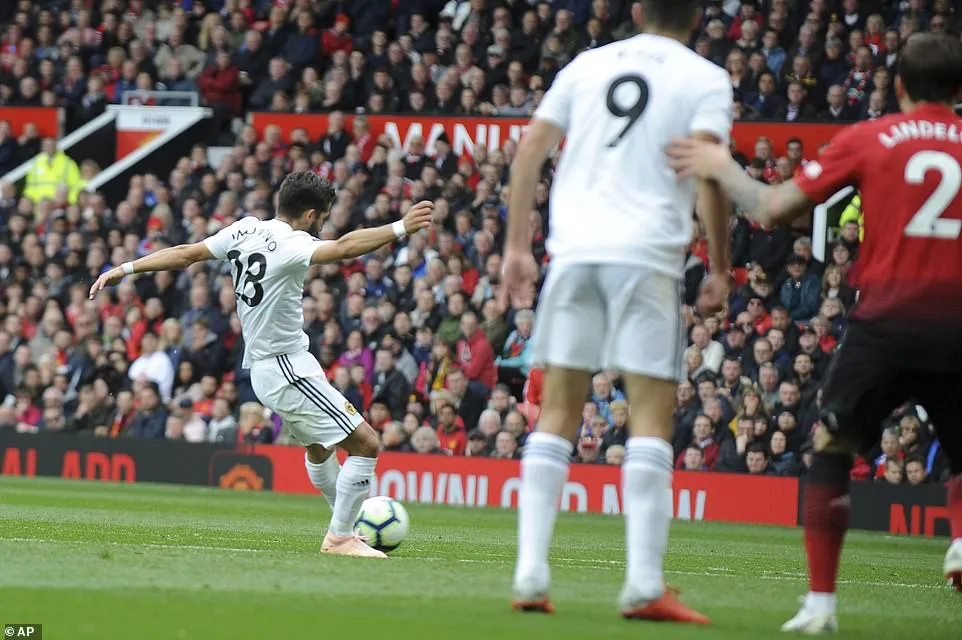 VIDEO Man Utd 1-1 Wolves: Pogba từ người hùng thành tội đồ - Ảnh 3.