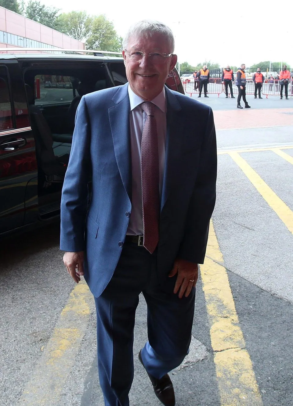 Sir Alex tươi cười khỏe mạnh tới Old Trafford cổ vũ Man Utd - Ảnh 1.