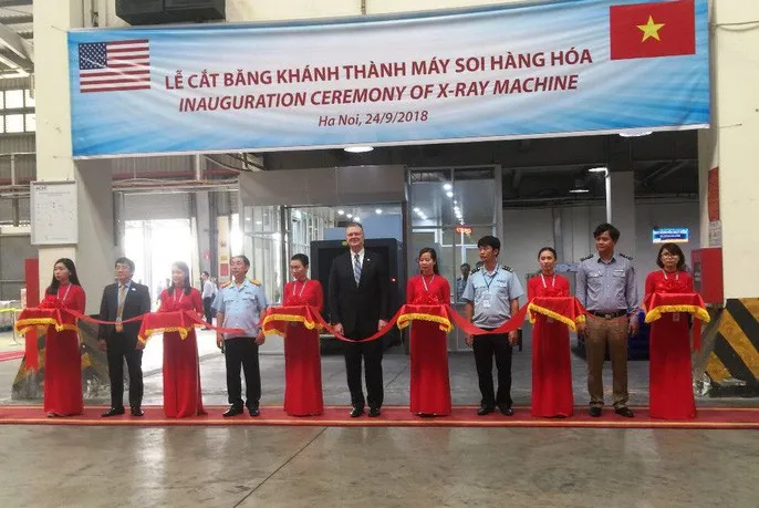 Mỹ bàn giao máy soi hàng hóa cho Hải quan cho Việt Nam - Ảnh 1. Mỹ bàn giao máy soi hàng hóa cho Hải quan cho Việt Nam - Ảnh 1.