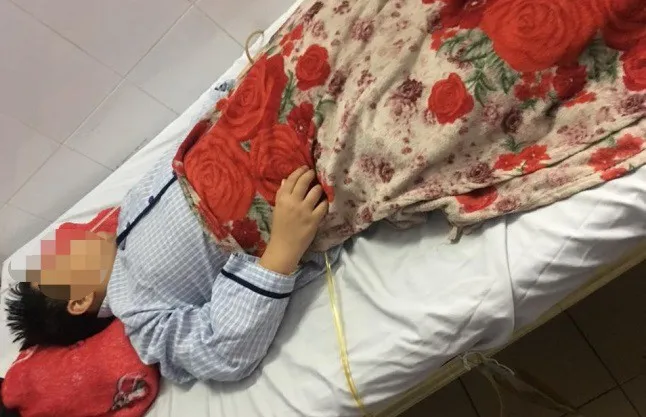 Bé trai 10 tuổi hoại tử ruột vì bị bạn ép nuốt... 9 viên bi nam châm - Ảnh 1. Bé trai 10 tuổi hoại tử ruột vì bị bạn ép nuốt... 9 viên bi nam châm - Ảnh 1.