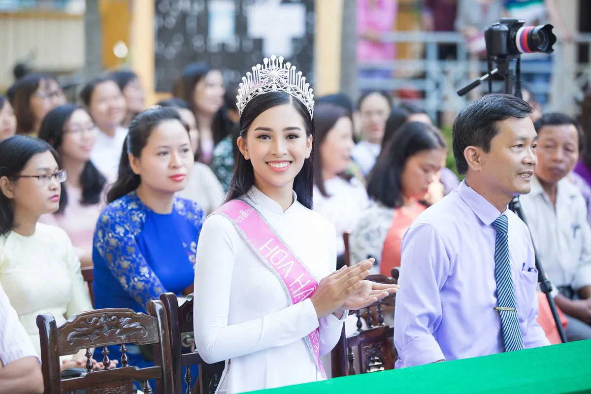 Về thăm trường cũ ở Quảng Nam, Hoa hậu Trần Tiểu Vy diện áo dài trắng đẹp ngẩn ngơ - Ảnh 2.