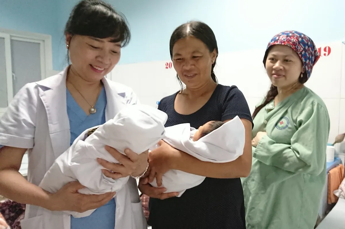 Bác sĩ “mát tay” chữa hiếm muộn kể chuyện thụ thai cho bà mẹ 60 tuổi lần đầu mang bầu - Ảnh 1. Bác sĩ “mát tay” chữa hiếm muộn kể chuyện thụ thai cho bà mẹ 60 tuổi lần đầu mang bầu - Ảnh 1.